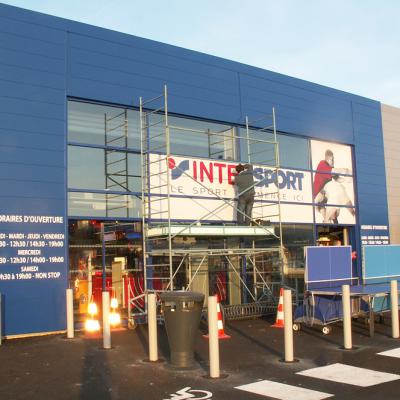 réalisation et pose d'un décor de vitrage Intersport