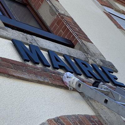 réalisation et pose de lettres reliefs noires mairie Bonnée